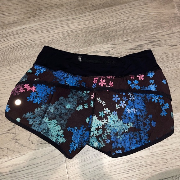Lululemon shorts sz 4 - Picture 2 of 4